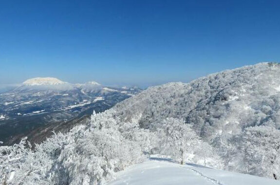 毛無山から白馬山を巡るスノーシュー登山の様子｜蒜山ガイドクラブ主催