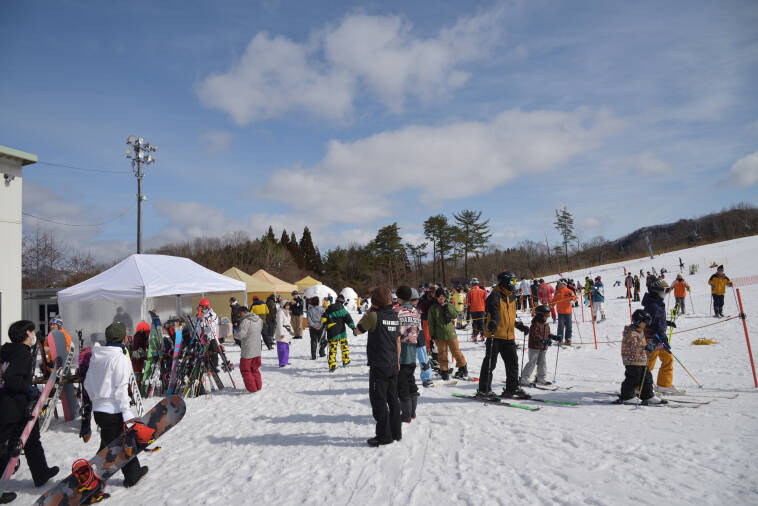 ライトアップされたひるぜんベアバレースキー場の夜のゲレンデ