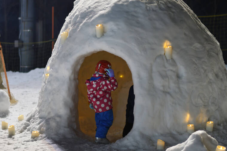 焚き火ブースで冬の蒜山を楽しむ来場者