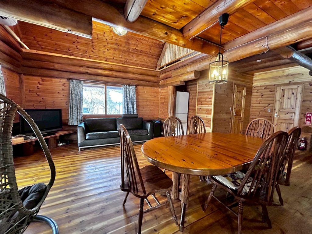 コテージ・セピアのリビングルーム｜吹き抜けと木の温もりが感じられる空間