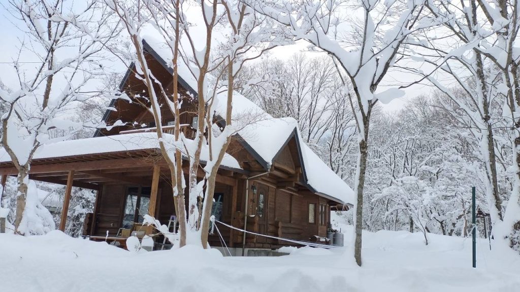 新コテージ・セピアの外観と自然に囲まれた立地｜岡山ひるぜん貸別荘ピーターパン